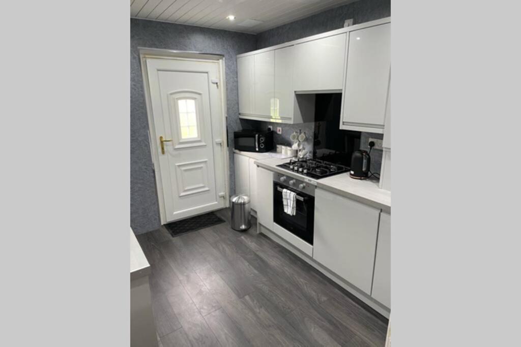 Beautiful Two Bedroom Flat By The Loch 巴洛赫 外观 照片
