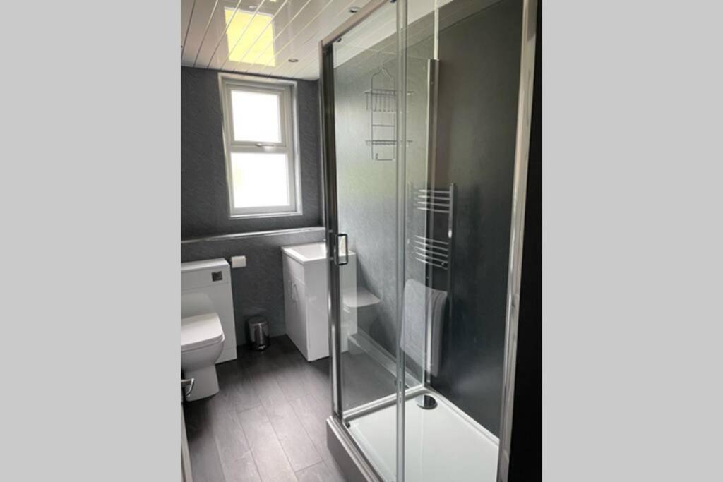 Beautiful Two Bedroom Flat By The Loch 巴洛赫 外观 照片